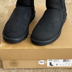 Woman’s UGG Classic Short I Black Size 7